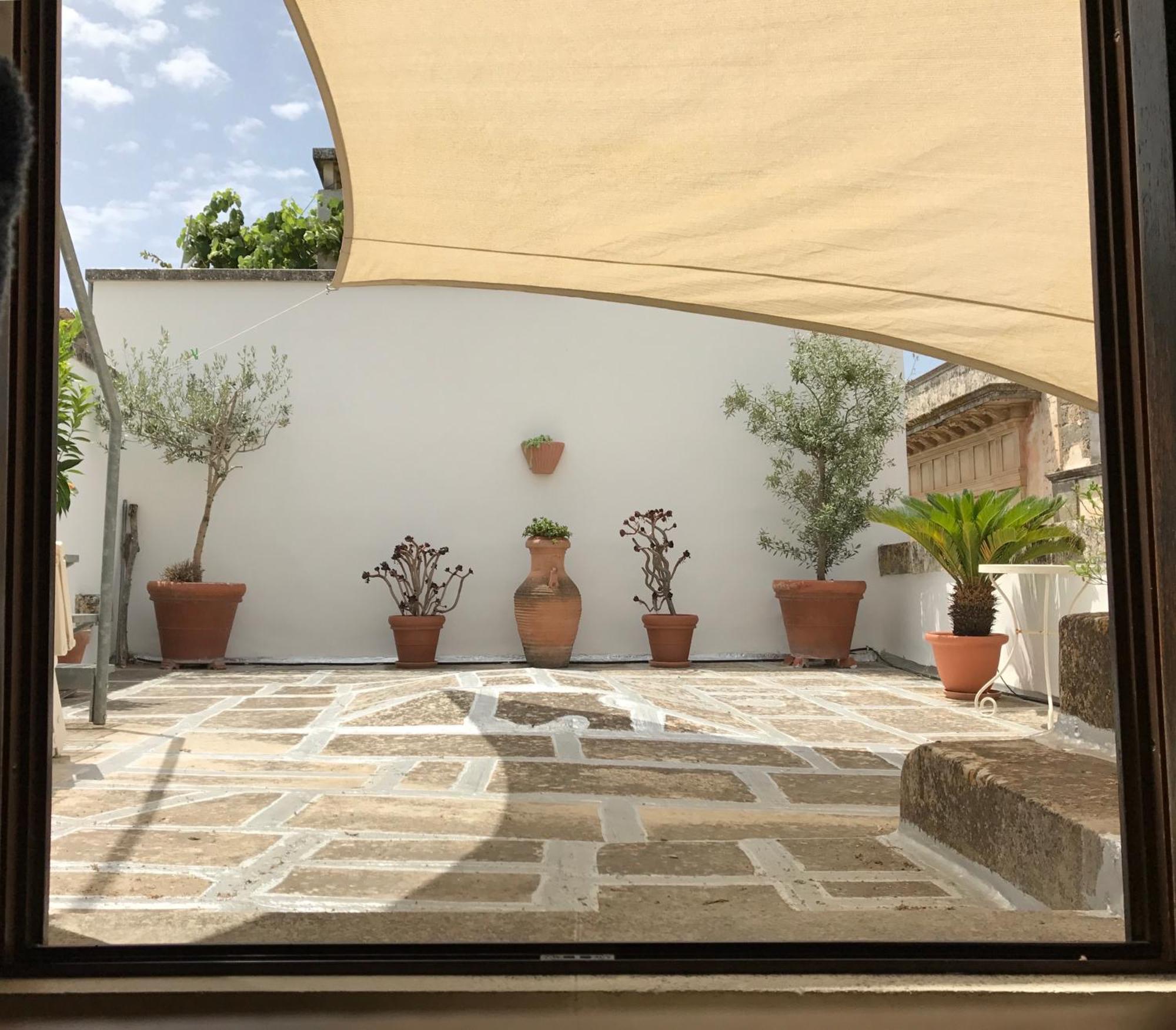 Palazzo Luceri Apartment กาลาตีนา ภายนอก รูปภาพ